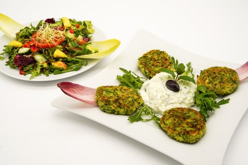68 Vier hausgemachte Zucchini Medaillons mit Zaziki