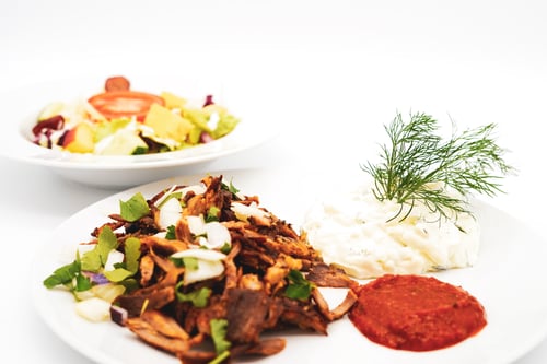 105 Bacchus Gyros mit Zaziki als Beilage
