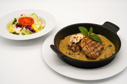 131 Zwei Schweinefilets in Cassisrahmsauce