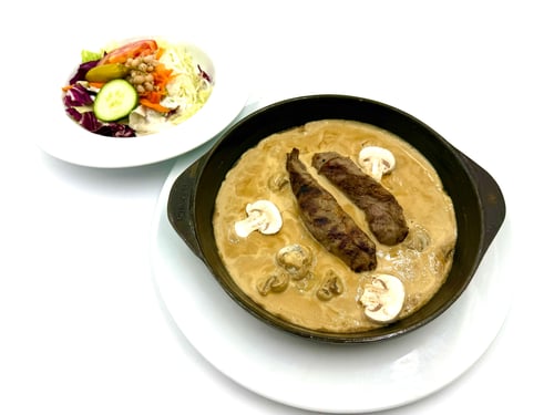 123 Zwei Lammfilets in Cassisrahmsauce