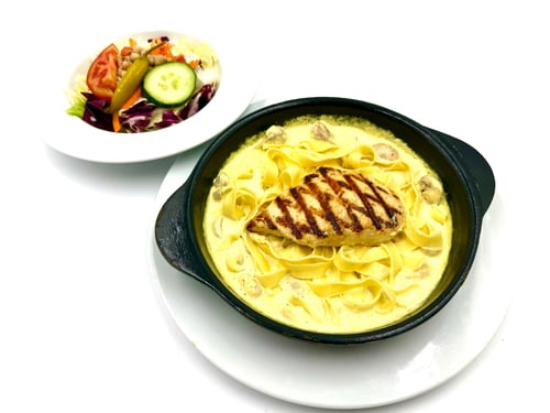 112 Ein Hähnchenbrustfilet in Feta-Sauce