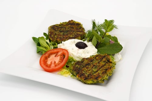 13 Zwei hausgemachte Zucchini Medaillons mit Zaziki