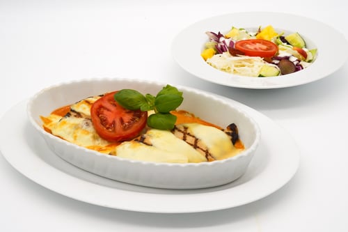 168 Zwei Hähnchenbrustfilet mit Käse überbacken