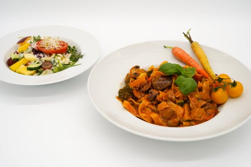 65 Bandnudeln mit Gemüse in Metaxa Sauce