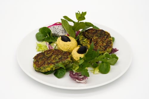 14 Zwei hausgemachte Zucchini Medaillons mit Hummus