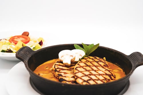 127 Zwei Hähnchenbrustfilets in Cassisrahmsauce