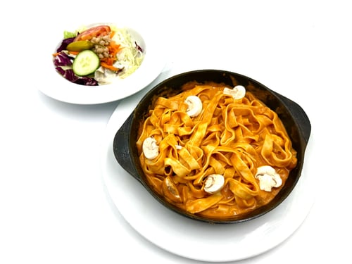 64 Bandnudeln in Metaxa Sauce
