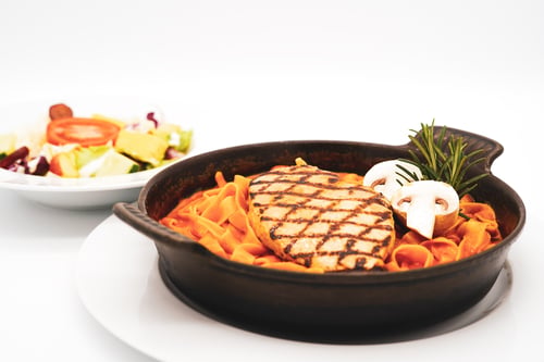 172 Ein Hähnchenbrustfilet in Metaxa Sauce