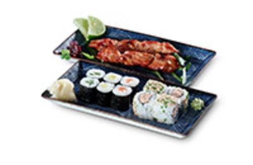 Bento Box Sushi Lunchbox mit Yakitori Spiessen Maki und Inside Out Rollen