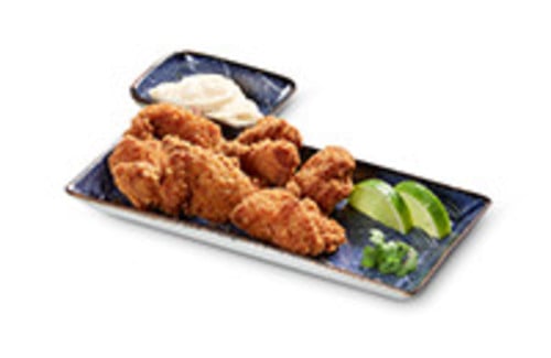 Torikatsu Snack in Tonkatsupanade frittierte Hähnchenstücke mit Chili-Mayonnaise Torikatsu Snack in Tonkatsupanade frittierte Hähnchenstücke mit Chili-Mayonnaise