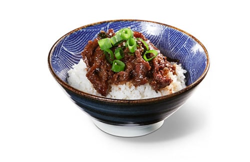 Yakiniku Bowl marinierte, gebratene, fein geschnittene Rindfleischscheiben mit Zwiebeln auf Reis oder Nudeln