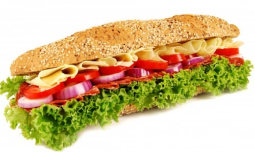 Gebratenes Schinken-Käse-Sandwich mit Kartoffelchips Gebratenes Schinken-Käse-Sandwich mit Kartoffelchips