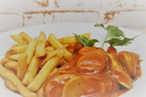 Currywurst + Pommes