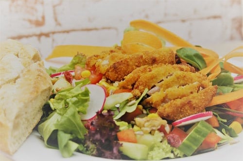 Salatteller „Hasenfutter“ mit Backhendl Salatteller „Hasenfutter“ mit Backhendl