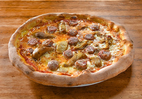 Pizza mit Salsiccia und Steinpilze