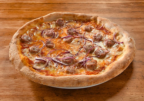 Pizza mit Salsiccia und Zwiebeln