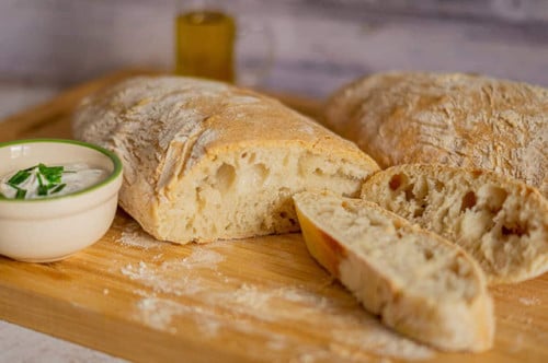 3 Scheiben Ciabatta-Brot mit Knoblauch-Dip
