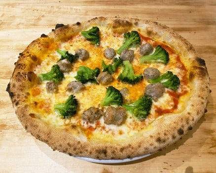 Pizza mit Broccoli und Salsiccia 