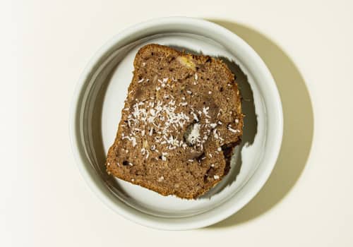 hausgemachtes bananenbrot. hausgemachtes bananenbrot.