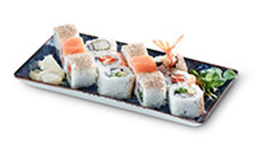 Vier verschiedene Inside Out Rolls Sushi