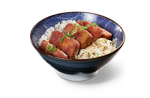 Tofu Katsu Bowl mit marinierten gebratenen Tofuscheiben auf Reis oder Nudeln