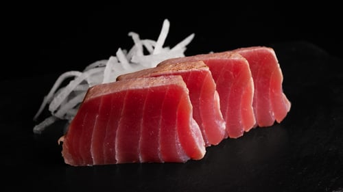 56h - Thunfisch Sashimi flambée (4 Stk.) 56h - Thunfisch Sashimi flambée (4 Stk.)