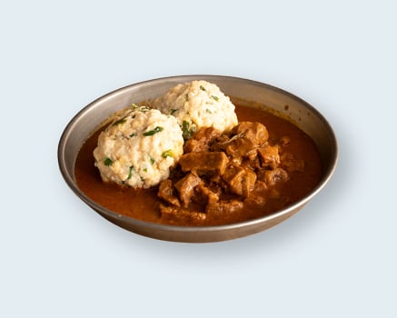 Rindergulasch mit zwei Semmelknödeln Rindergulasch mit zwei Semmelknödeln