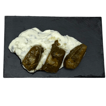 Portion Gefüllte Weinblätter mit Zaziki