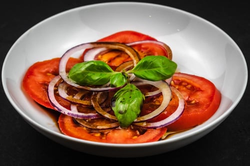Insalata Pomodoro mit Zwiebeln