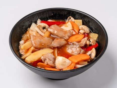 Schweinefleisch gebraten mit Gemüse, Ananas und süß-saurer Sauce Schweinefleisch gebraten mit Gemüse, Ananas und süß-saurer Sauce