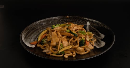 Udon Nudeln mit Hähnchenbrustfilet