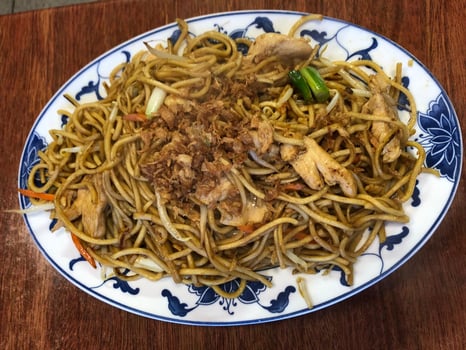 Gebratene Nudeln mit Hühnerfleisch und Gemüse