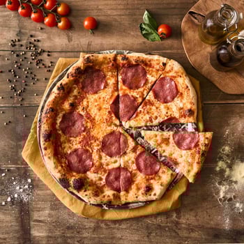 Neapolitanische Pizza Salame