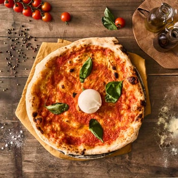 Neapolitanische Pizza Margherita Bufala