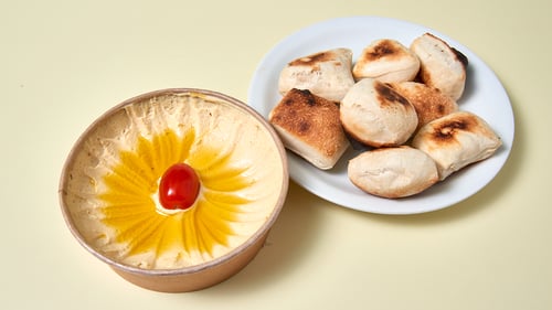Hummus mit Pizzabrötchen Klassik