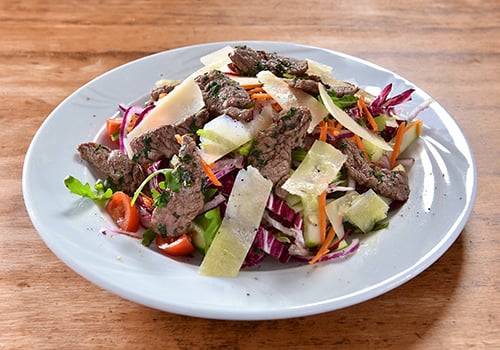 Salat mit Rindfleischstreifen
