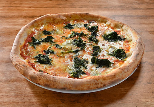 Pizza mit Gorgonzola und Spinat