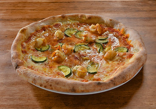 Pizza mit Scampi und Zucchini