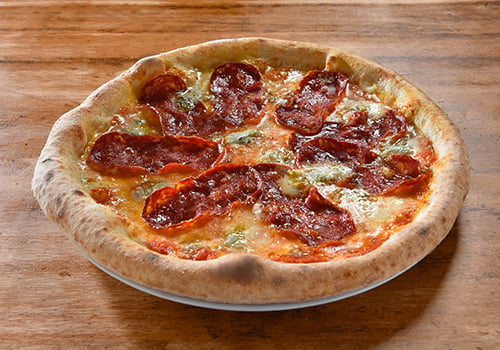 Pizza mit Gorgonzola und scharfer Salami