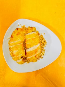 Gebratener Eierreis mit paniertem Hähnchenfilet