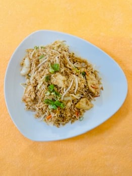 Gebratener Eierreis mit Hühnerfleisch Gebratener Eierreis mit Hühnerfleisch