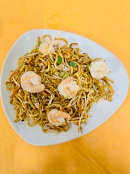 Gebratener udonnudeln mit Garnelen (japanischer Art) Gebratener udonnudeln mit Garnelen (japanischer Art)