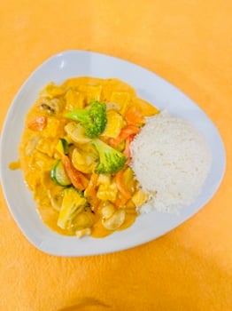 Tou-Fu in rotem Thai-Curry