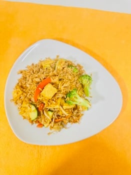 Gebratene Reis mit diversem Gemüse und Tofu 17b
