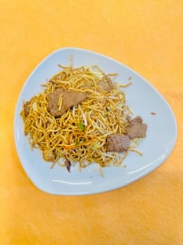 Gebratene Nudeln mit Rindfleisch Gebratene Nudeln mit Rindfleisch