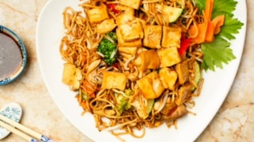 Gebratene Nudeln mit diversem Gemüse und Tofu 22b Gebratene Nudeln mit diversem Gemüse und Tofu 22b