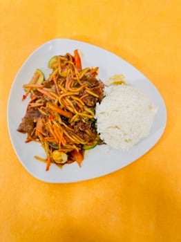 Rindfleisch in Streifen geschnitten
