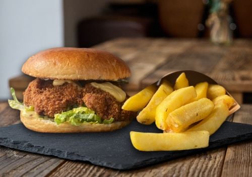 Lunchbox: Crispy Honey Chicken mit Pommes 