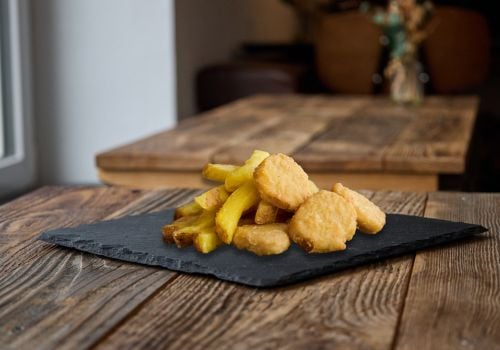 Kids Vegan Nuggets mit kleiner Pommes und Ketchup
