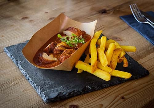 vegane Currywurst mit Pommes